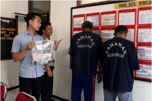 Dua pengepul judi togel saat dimintai keterangannya di Mapolres Kuningan.