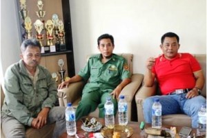 Kepala Desa, Ketua BPD dan Ketua Komunitas Hijau saat memberikan keterangan soal pencabutan segel tower