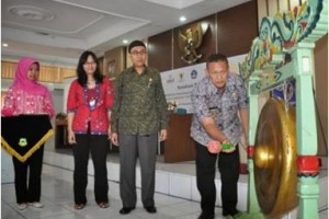 MoU Pemkab Kuningan - USAID Prioritas ditandai dengann pemukulan gong oleh wakil Bupati Kuningan, H Acep Purnama SH MH