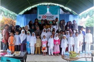 Komunitas waria beerfoto bersama seusai peringatan maulid nabi.