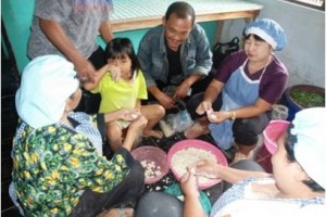Caleg PDIP, Yanto saat mengunjungi Usaha Kecil Menengah (UKM) 