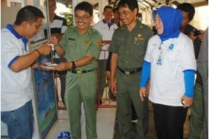 Direktur PDAM dan Asda II beserta jajaaran RSU 45 saat mencoba air minum siap saji.
